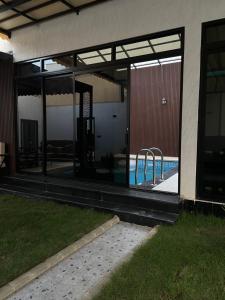 una piscina all'interno di un edificio con patio di شاليه لوسيندا a Baljurashi