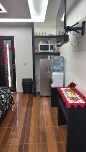 a living room with a table and a microwave at Apartamento mandarina in Zacatecas +4 photos