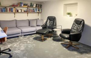 Et opholdsområde på Gorgeous Home In Örebro With Sauna + 15 billeder