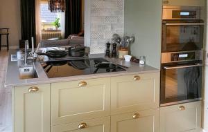 Køkken eller tekøkken på Gorgeous Home In Örebro With Sauna