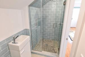 普罗温斯敦East End Condo w Beach Access的带淋浴、马桶和水槽的浴室