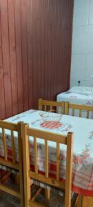 een eetkamer met 2 tafels en 2 stoelen bij Vista mar 1 in Imbituba