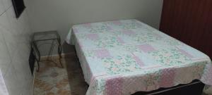 een bed met een quilt erop in een kamer bij Vista mar 1 in Imbituba