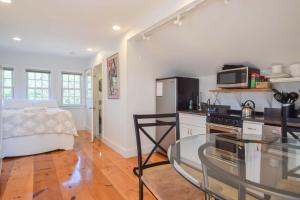 普罗温斯敦East End Condo w Beach Access的一间厨房,在房间内配有玻璃桌