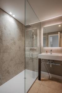 Koupelna v ubytování New Calheta Plaza Apartment by Your Madeira Rentals