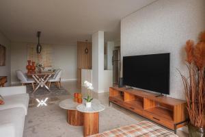 TV a/nebo společenská místnost v ubytování New Calheta Plaza Apartment by Your Madeira Rentals