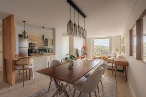 Kuchyň nebo kuchyňský kout v ubytování New Calheta Plaza Apartment by Your Madeira Rentals