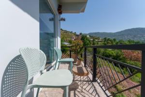 Cảnh núi rừng hoặc tầm nhìn ra núi từ nhà nghỉ dưỡng