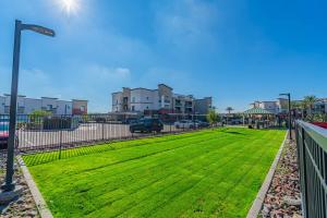 een park met groen gras in een stad bij Modem unit near Westgate with BalconyPoolGymParking in Shamrock Mobile Home Park