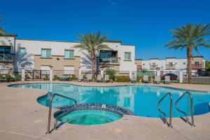 een groot zwembad in een appartementencomplex met palmbomen bij Modem unit near Westgate with BalconyPoolGymParking in Shamrock Mobile Home Park