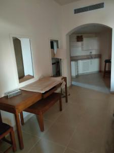 Una habitación con una cama y una mesa dentro. en Private quite resort with lake view among nature, en Tunis