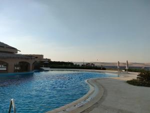 una piscina al lado de un edificio en Private quite resort with lake view among nature, en Tunis