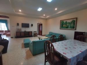 TV a/nebo společenská místnost v ubytování Villa Graha Permata 1