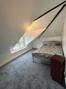 Postel nebo postele na pokoji v ubytování 3 Bedroom Lovely Calm Independent Home