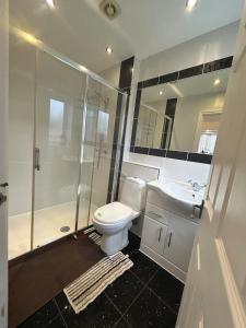 Koupelna v ubytování 3 Bedroom Lovely Calm Independent Home