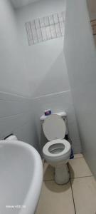 Un baño con un inodoro blanco y un lavabo. en Scott Bushe City Studio, Wi-Fi, coffee, views, en Puerto España