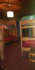 En eller flere senge i et værelse på La Estacion Hostel