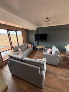 uma sala de estar com dois sofás e uma TV de tela plana em Apartment in the center of Cusco em Cusco