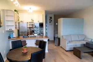 Кухня или мини-кухня в Catch of the Day- Waterfront Bachelor Condo
 +7 фотографий