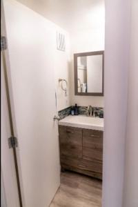 Ванная комната в Catch of the Day- Waterfront Bachelor Condo