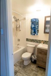 Ванная комната в Catch of the Day- Waterfront Bachelor Condo