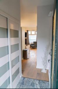 Кровать или кровати в номере Catch of the Day- Waterfront Bachelor Condo