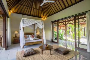 En eller flere senge i et værelse på Loka Pala Villa