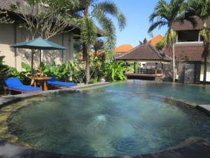 Swimmingpoolen hos eller tæt på Loka Pala Villa