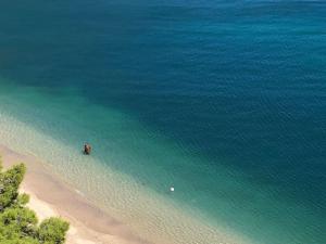 uma vista aérea de uma praia com um barco na água em Baia Delle Zagare - Handwritten Collection em Mattinata