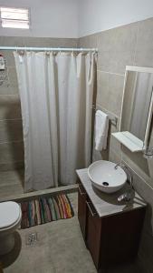 ルハン・デ・クージョにあるNativo Malbecの洗面台、トイレ、シャワー付きのバスルーム