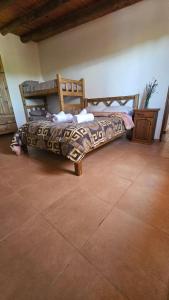 ルハン・デ・クージョにあるNativo Malbecの部屋にベッドがある寝室