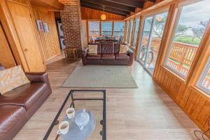 Arnold Beach House في روكواي بيتش: غرفة معيشة بها أريكة وطاولة +38 صورة