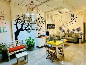 una sala de estar con un mural en la pared en Hotel y Arte Antigua by Amazing Guatemala Travel, en Antigua Guatemala