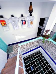 um quarto com camisetas penduradas na parede em Riad Nostalgie of Tetouan em Tetouan