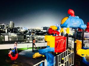 Un parque infantil en la parte superior de un edificio con una ciudad. en ARC Towers Condominium, en Cebú