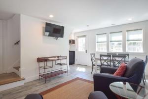 TV a/nebo společenská místnost v ubytování 3 Newly Renovated Condos w Water Views