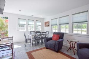 Posezení v ubytování 3 Newly Renovated Condos w Water Views