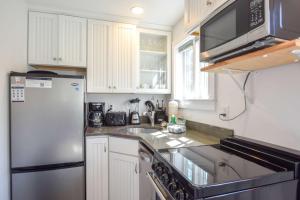 Kuchyň nebo kuchyňský kout v ubytování 3 Newly Renovated Condos w Water Views