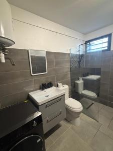 Et badeværelse på T2 moderne a 300 m hopital cayenne