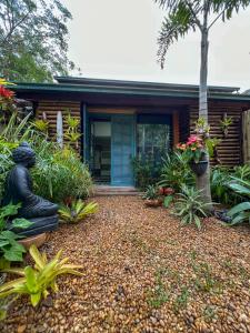 a house with a statue in front of it at Refúgio Serra das Águas in Araras Petropolis