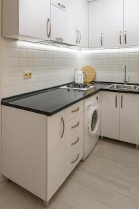 Kuchyň nebo kuchyňský kout v ubytování Old Batumi Stay