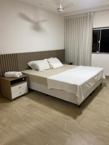 Giường trong phòng chung tại Casa em Guarapari