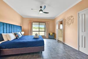 En eller flere senge i et værelse på Entire vineyard estate, hunter family gatherings + 185 billeder