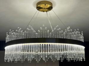 ein Kronleuchter hängt an der Decke in der Unterkunft Canterbury's Best Kept Secret! Unforgettable Home! in Canterbury