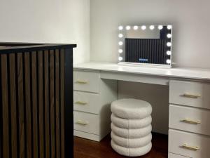 Schlafzimmer mit einem Schreibtisch, einem Spiegel und einem Stuhl in der Unterkunft Canterbury's Best Kept Secret! Unforgettable Home! in Canterbury