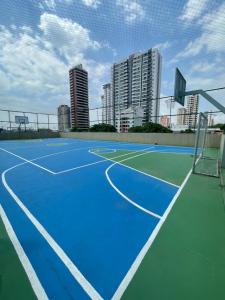 een tennisbaan met een stad op de achtergrond bij Apollos Garden in Belém