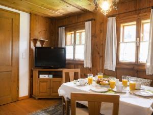 Un comedor con una mesa y un televisor. en Sixhäusl, en Kirchberg in Tirol