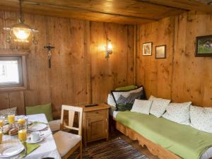 una habitación con 2 camas y una mesa en una cabaña en Sixhäusl, en Kirchberg in Tirol