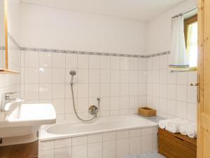 Un baño blanco con bañera y lavabo. en Sixhäusl, en Kirchberg in Tirol 29 fotos más