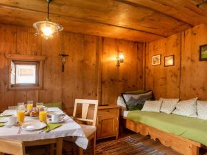 Un dormitorio con una cama y una mesa con comida encima. en Sixhäusl, en Kirchberg in Tirol